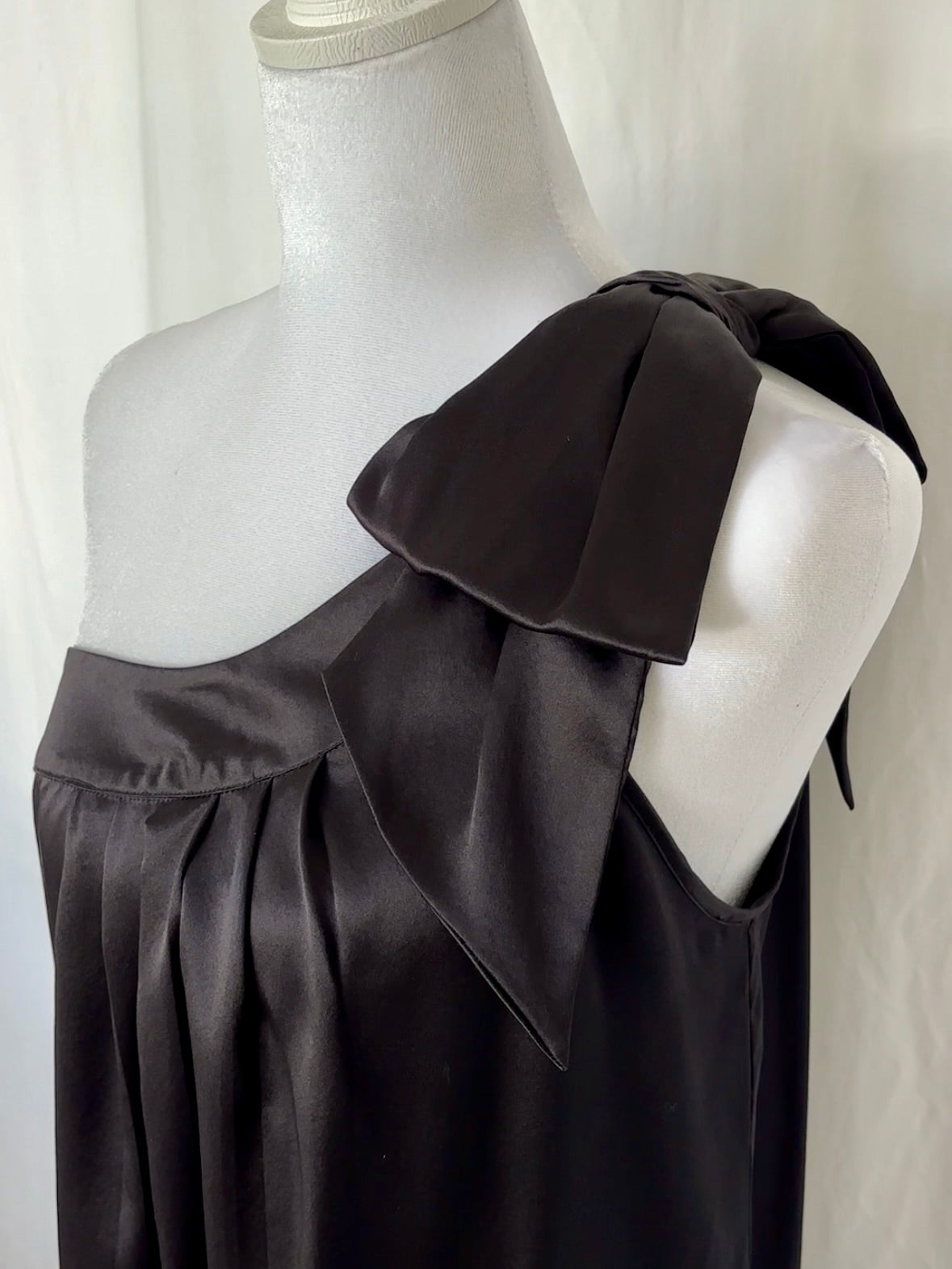 True Couture Size XS Silk One Shoulder Bow Mini Dress
