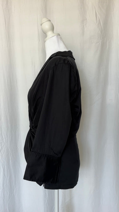 Eye Size M Side Slit Collar Long Sleeve Top
