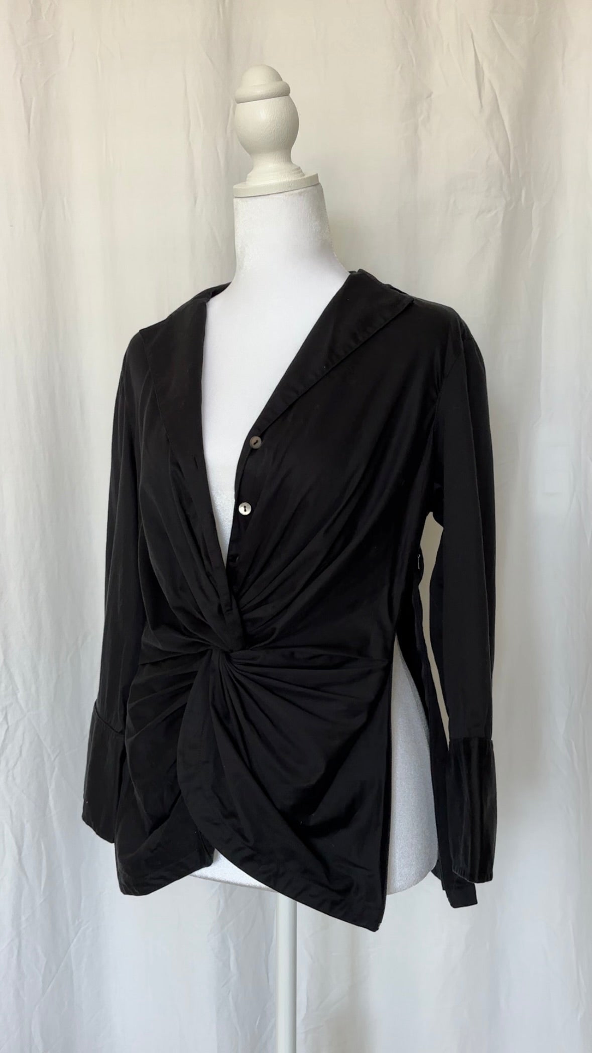 Eye Size M Side Slit Collar Long Sleeve Top